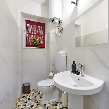 Scoglio With Private Hot Tub And Air Conditioning Lierna