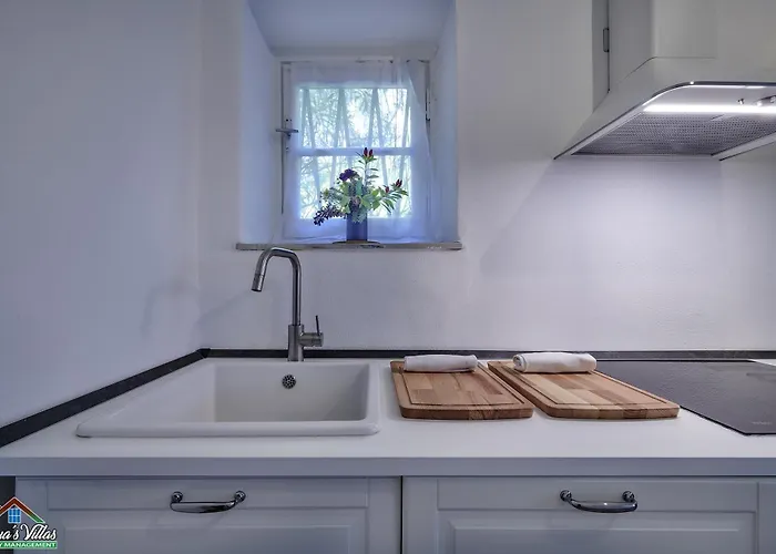 וילה Scoglio With Private Hot Tub And Air Conditioning ליירנה