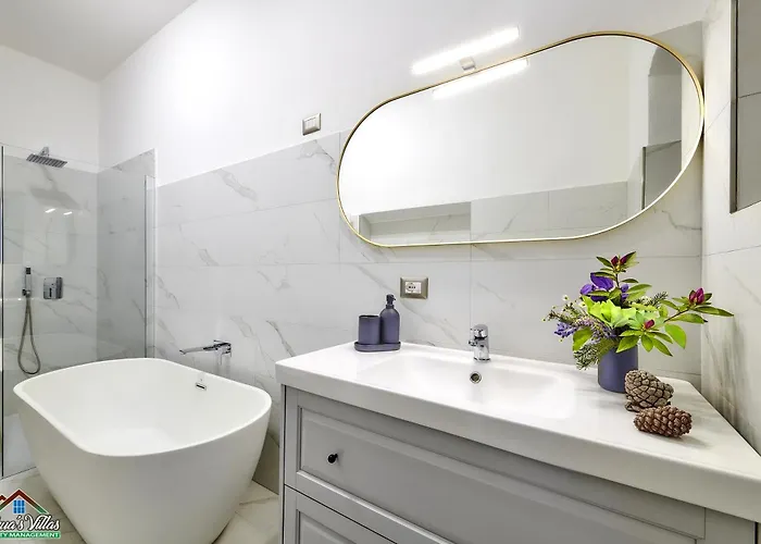 וילה Scoglio With Private Hot Tub And Air Conditioning ליירנה