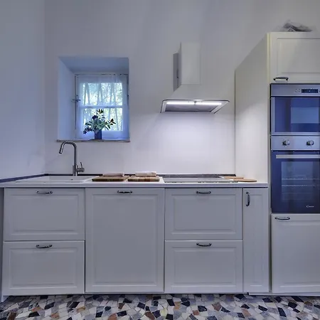 Вилла Scoglio With Private Hot Tub And Air Conditioning Льерна